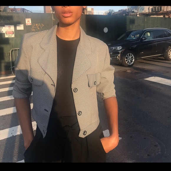 Cute cropped blazer. Perfect for the summer time to pack on a chillier night - Picture 2 of 3